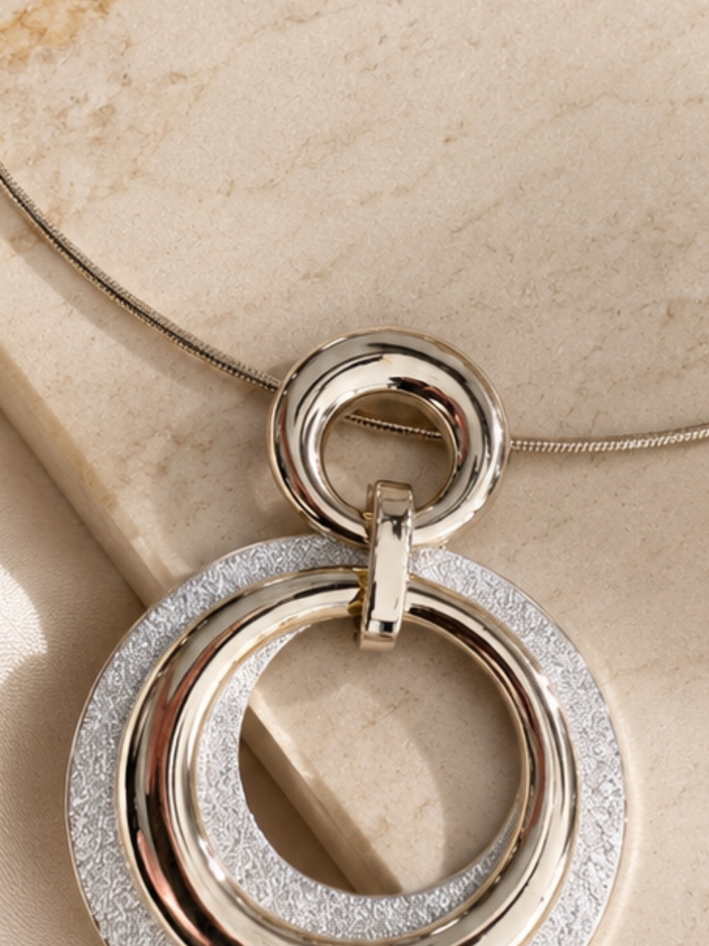 Kendra Scott Silver Multi-Ring Pendant Necklace - Picture 2 of 5